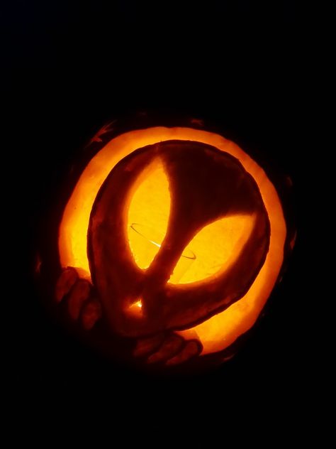 Fun Jackolantern Ideas, Pumpkin Carving Ideas Alien, Space Pumpkin Carving, Alien Pumpkin Carving Ideas, Alien Pumpkin Carving, Unique Pumpkin Decorating, Alien Pumpkin, Alien Halloween, Pumkin Carving