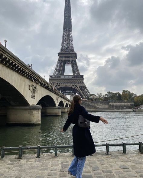 Paris eiffel tower outfit inspo Paris Dump, Beauty Moodboard, Paris Dream, France Aesthetic, Paris Vibes, จีซอง Nct, Instagram Paris, Parisian Life, Girl Lifestyle