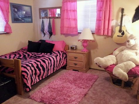 Room Ideas 2000s Pink, Myspacemama Room, Mcbling Dorm, Youtube Pfp Ideas Aesthetic, Pink 2000s Room, Gyaru Room Ideas, Aesthetic Pink Room Ideas, Y2k Pink Room, Barbie Themed Room