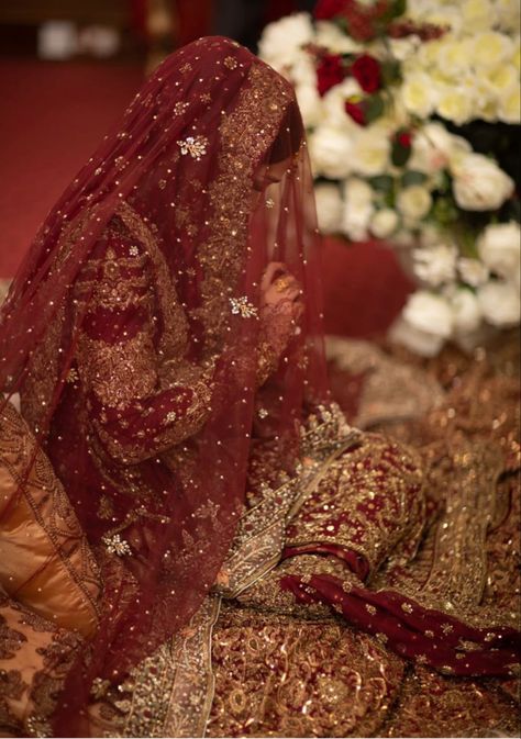 Wedding Bridal Dresses Pakistani, Pakistani Dulhan Dress Wedding Bride, Nikah Dress Pakistani Brides Red, Walima Outfits For Bride, Bride Dresses Pakistani, Pakistani Barat Brides, Pakistani Shaadi Aesthetic, Desi Bride Red, Indian Bride Aesthetic