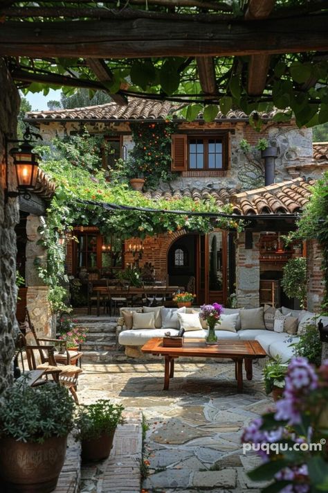 Outdoor Tuscan Patio: Bringing the Charm of Tuscany to Your Backyard - Puqqu Italian Style Backyard, Patio Ingles, Italian Garden Design, Tuscan Patio, Cottagecore House, Rustic Tableware, Rustic Backyard, Tuscan Design, Casa Country