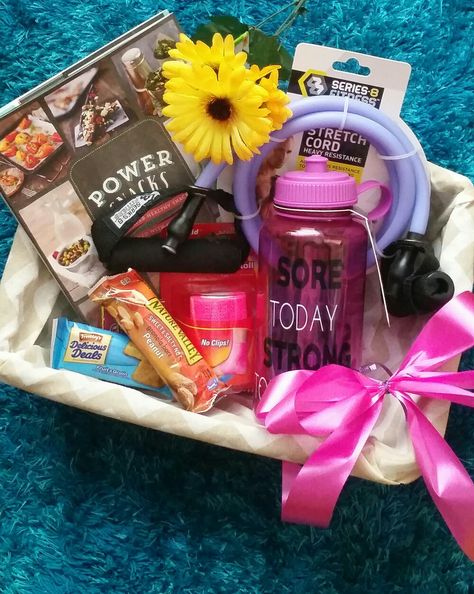 Healthy and Exercise Gym Basket Gift Ideas, Gym Gift Basket Ideas For Her, Workout Gift Basket, Fitness Gift Basket, Gym Basket, Bf Things, Gift Basket Ideas For Women, Healthy Gift Basket, Theme Baskets