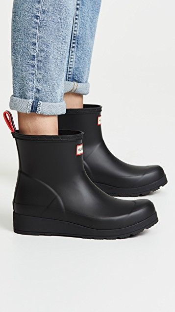 Hunter Boots Original Play Short Boots Hunter Play Short Rain Boots Outfit, Short Rain Boots Outfit, Ugg Boats, Rain Boot Outfit, Hunter Short, Short Rain Boots, Boating Outfit, Fall Jeans, Winter Jeans