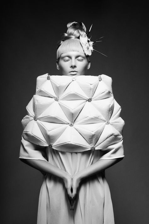 Fabio Bozzetti - Those Who Are Waiting 7 Sculpture Fashion, Structured Fashion, Architectural Fashion, Structural Fashion, Extreme Fashion, Origami Fashion, Sculptural Fashion, Geometric Fashion, Fashion Forms