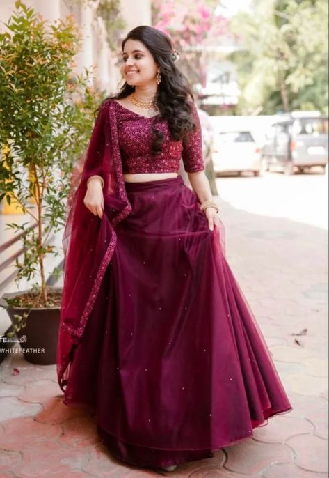 Simple Lehenga Designs For Engagement, Bridal Skirts And Tops, Net Lehanga Models, Simple Hairstyles For Lehanga, Engagement Simple Dress, Simple Wedding Lehenga Bridal, Marriage Function Dresses For Women, Leghana Design For Reception, Reception Dress Indian For Sister