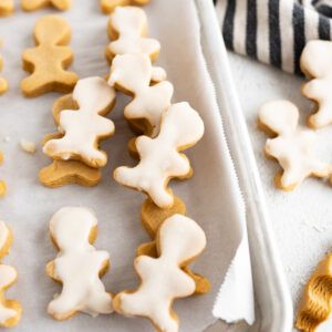 Gingerbread Meltaway Cookies Soft Gingerbread Cookies Recipe, Gingerbread Cookies Soft, Gingerbread Dessert Recipes, Icing Christmas Cookies, Make Gingerbread Cookies, Best Christmas Cookies Recipes, Homemade Gingerbread Cookies, Gingerbread Man Cookie Recipe, Dessert Recipes Christmas