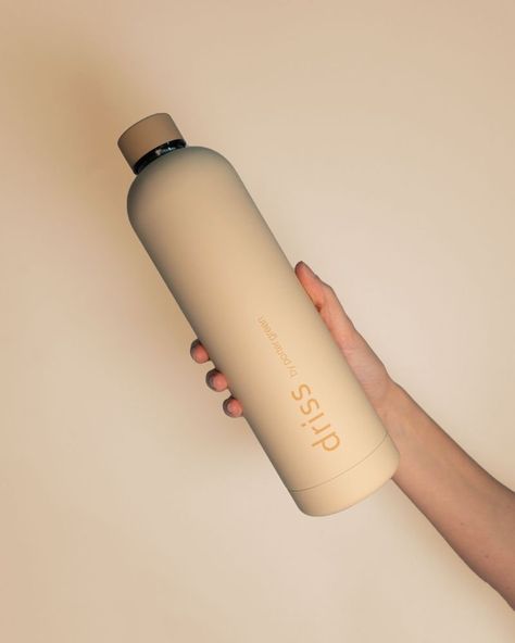 Discover driss insulated stainless steel water bottle by Porter Green, the perfect stylish and sustainable accessory for every activity. This 1L thermos water bottle is designed with double-walled insulation to keep beverages hot or cold for up to 24 hours. Ideal for storing water and other drinks, driss is also frequently used as an insulated wine bottle for outdoor entertaining, making it the ultimate 1L drink bottle for every occasion. Colour every experience with wheat + oat driss by Porter Neutral Water Bottle, Water Bottle Designs, Green Water Bottle, Stylish Water Bottles, Storing Water, Trendy Water Bottles, Thermos Water Bottle, Sustainable Accessories, Cute Water Bottles