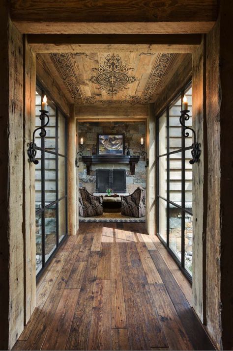 rustic-mountain-home-locati-architects-17-1-kindesign Locati Architects, Cabin Bedrooms, Rustic Italian Home, Farmhouse Foyer, Ranch Houses, Rustic Hallway, Cabin Decorating, Rustic Luxury, House Design Trends