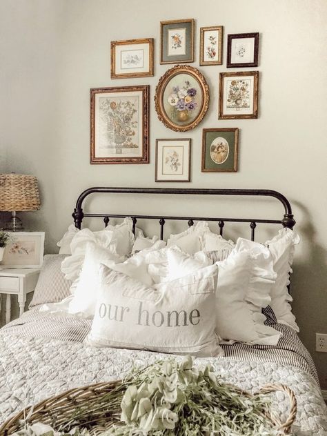 Cottage Bedroom Decor, Farmhouse Gallery Wall, Vintage Bedroom Decor, Gallery Wall Bedroom, Casa Country, Vintage Farmhouse Decor, Cottage Bedroom, Vintage Bedroom, Farmhouse Bedroom Decor