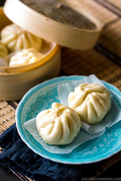 Called Nikuman, these pillowy soft Steamed Pork Buns are filled with a savory pork filling with shiitake mushroom, cabbage, and scallion. It's a Japanese take on the popular Chinese dish and is available even at a convenience store in Japan. This is the detailed recipe on how to make it from scratch! #dumpling #nikuman #steamedporkbun | Easy Japanese Recipes at JustOneCookbook.com Nikuman Recipe, Japanese Steamed Pork Buns, Pork Steam Buns Recipe, Steamed Pork Dumplings, Dumplings In Bamboo Steamer, Steamed Pork Buns, Popular Chinese Dishes, Easy Japanese Recipes, Measuring Ingredients