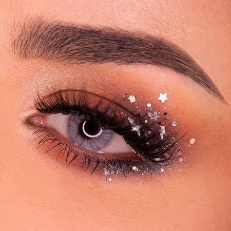 Makeup con brillos, ¿lo has intentado? | Revista KENA México Burgundy Makeup, Glam Eye Makeup, Polar Lights, Euphoria Makeup, Grey Contacts, Attractive Eyes, Glitter Eye Makeup, Eye Makeup Designs, Makeup Eye Looks