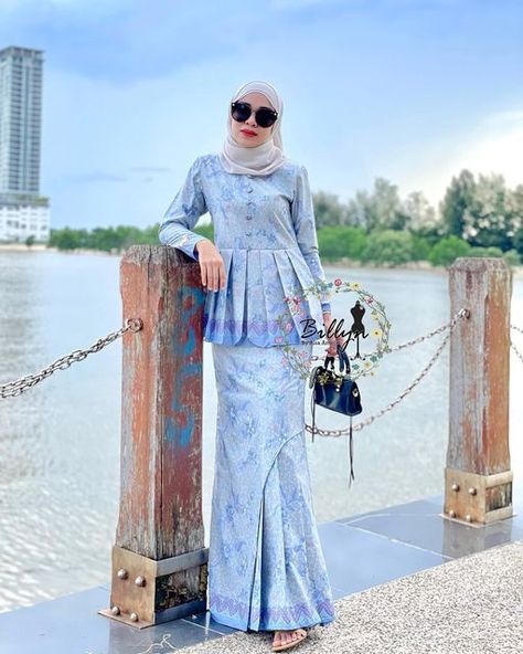 Batik Kurung Modern, Kain Songket Style, Dress Melayu, Baju Kurung Moden Style, Simple Abaya Designs, Outfit Muslim, Kurung Modern, Baju Kurung Moden, Thai Fashion