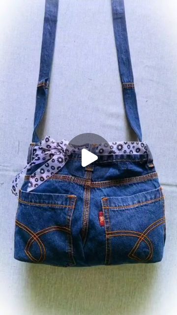 Beyonce Jeans, Old Jeans Recycle, Jeans Recycle, Bag From Old Jeans, Sewing Handbag, Bags Making, Shorts Diy, Craft Storage Furniture, Diy Garden Furniture