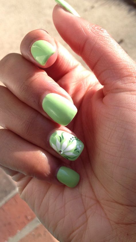 Mint Green Nails With Flower Design, Spring Green Nail Designs, Green Spring Nails Acrylic, Green Easter Nails, Green Daisy Nails, Spring Green Nails, Green Spring Nails, Patrick Nails, Summer Nails Simple