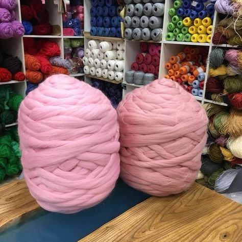 Wool Yarn Projects, Arm Knitting Tutorial, Chunky Knit Yarn, Super Chunky Wool, Giant Knitting, Extreme Knitting, Giant Yarn, Big Yarn, Jumbo Yarn