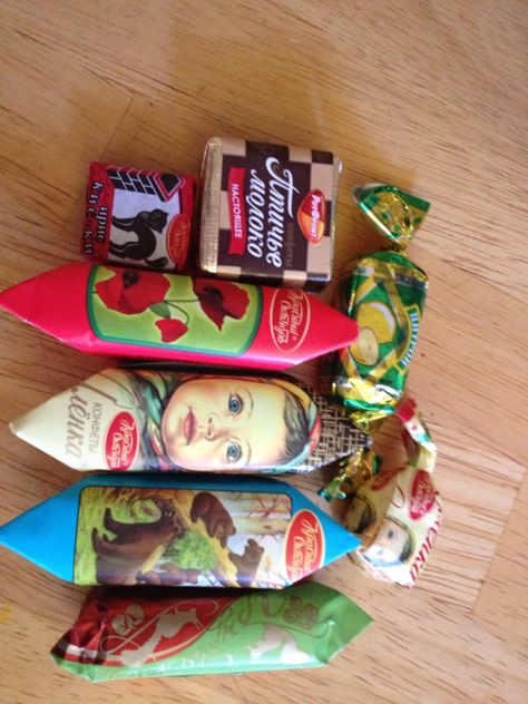 Russian chocolate candy, International Marketing! Russian Snacks, Russian Chocolate, Childhood Memories 80s, Back In The Ussr, Ukrainian Recipes, I Love Chocolate, Birthday Food, Russian Recipes, Eastern European