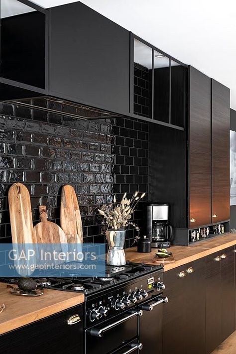 Modern black and wood kitchen Black And Wood Kitchen, Black Tiles Kitchen, Cooper Kitchen, Kitchen Ideas Luxury, Vogue Decor, Modern Luxury Kitchen Design, Black Wall Tiles, Earthy Kitchen, Wood Countertops Kitchen