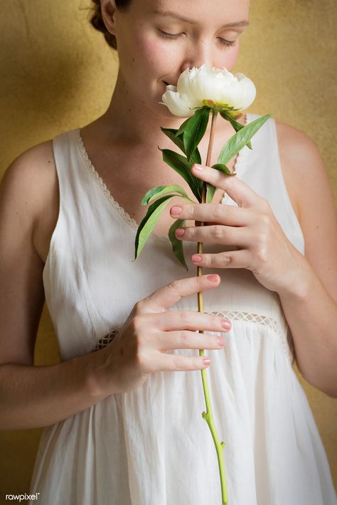 Woman with a white paeonia snowboard flower | premium image by rawpixel.com / Teddy Rawpixel Smelling Flowers Aesthetic, Person Smelling Flower, Girl Smelling Flowers, Hygge Photography, Creativity Ideas, Smelling Flowers, Flower Women, Aesthetic Picture, Inspiration Photo