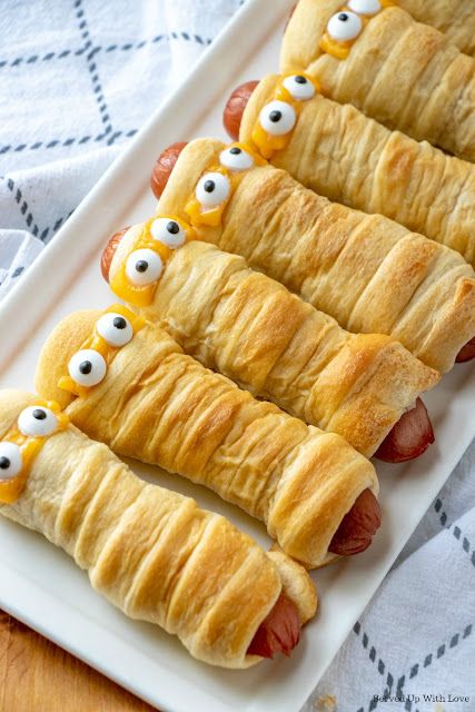 Mummy Dogs recipe for Halloween Food With Crescent Rolls, Crescent Roll Hot Dogs, Chocolate Brioche Bread, Pumpkin Buttercream Frosting, Spooky Breakfast, Kids Baking Ideas, Hot Dog Crescent Rolls, Ghosts For Halloween, Brioche Bread Pudding