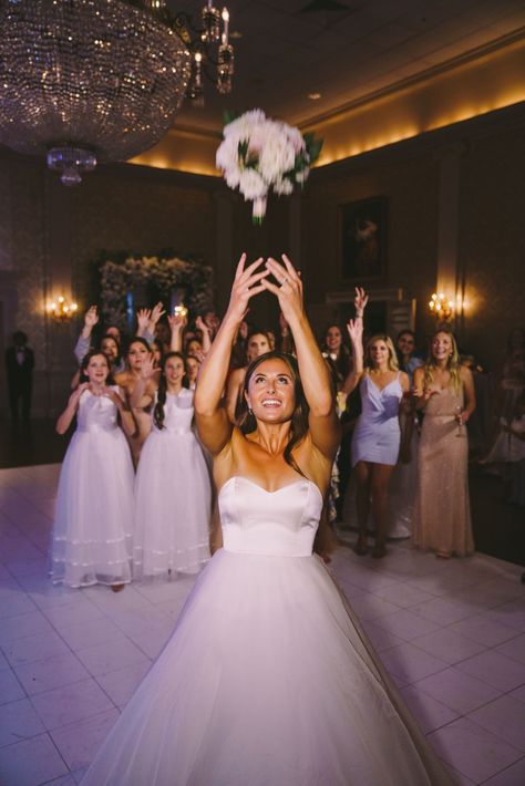 Wedding Bouquet Toss, Italian Wedding Venues, 30a Wedding, Indoor Ideas, Wedding Reception Photography, Wedding Portrait Poses, Indoor Reception, Wedding Picture Poses, Wedding Traditions