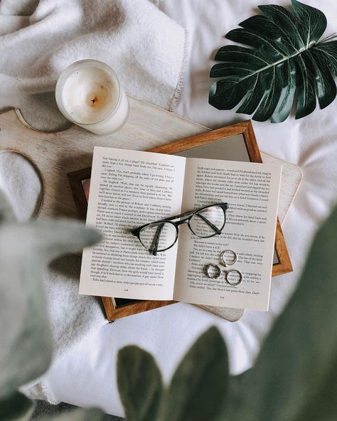 Book Flatlay, Botanical Book, Flat Lay Inspiration, Minimalist Book, Book Photography Instagram, An Open Book, Bookstagram Inspiration, Decor Studio, Book Instagram