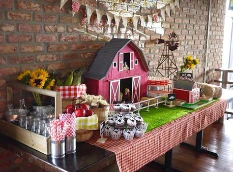 Bos Baby, Barnyard Theme, Old Mcdonald, Farm Themed Party, Barnyard Birthday Party, Farm Theme Birthday, Farm Animal Party, Farm Baby Shower, Farm Animals Birthday Party