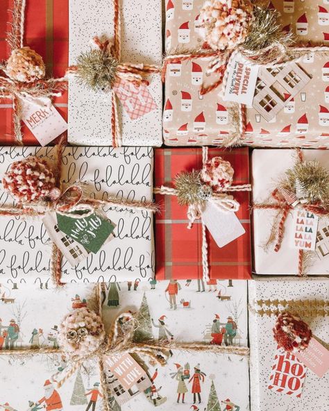 Christmas Present Wrap, Clay Gift Tags, Christmas Gift Packaging, Christmas Tunes, Gift Wrapping Ideas, Gift Wrapping Inspiration, Unique Gift Wrapping, Creative Gift Wrapping, Christmas Things