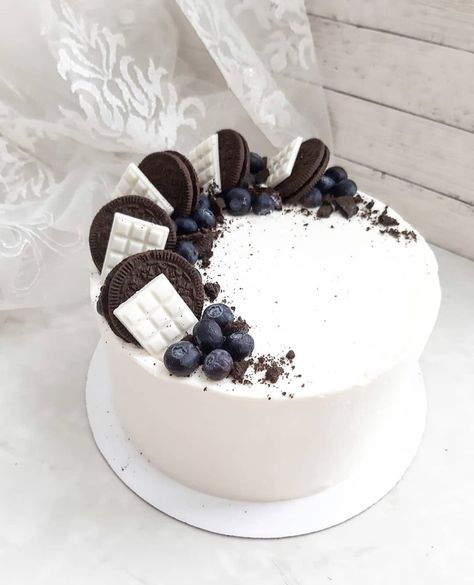 Oreo Cake Designs Birthday, Simple Oreo Cake Design, Simple White Cake Decoration, Oreo Cake Decoration, Simple White Cake Design, Oreo Cake Decorating Ideas, Oreo Sheet Cake, White Chocolate Cake Decoration, Oreo Cake Designs