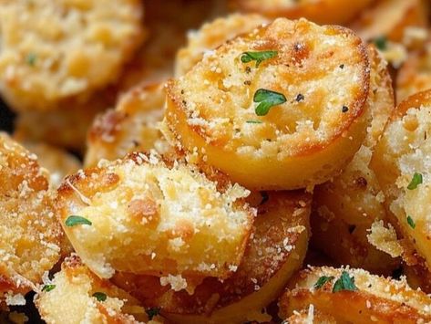 Snack Time Just Got Better: Try This Delicious Garlic Bread Ritz Bits Recipe Snack Stash, Snicker Apple Salad, Ritz Bits, Pink Lemonade Recipes, Best Beef Jerky, Zucchini Cakes Recipe, Crispy Chicken Burgers, Easy Home Recipes, Pimento Cheese Recipes