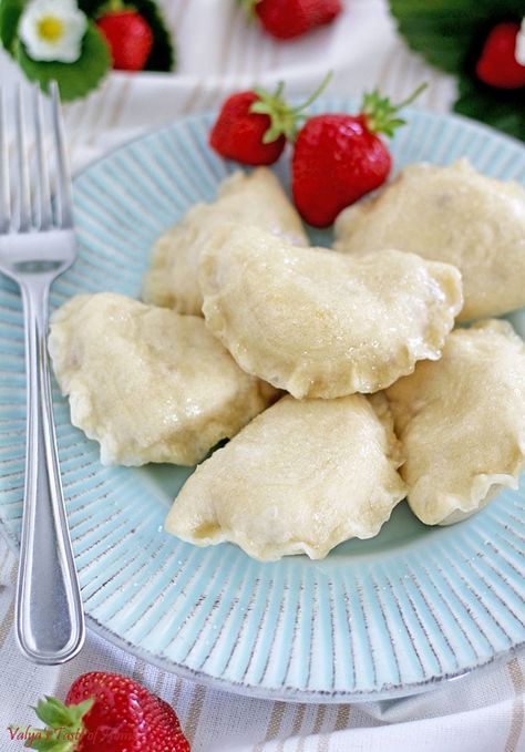 Pierogies with Strawberries - Vareniki Polish Pierogi, Meat Dumplings, Pierogi Recipe, Slavic Culture, Leftover Dough, Fruit Filling, Strawberry Filling, Dump Cake, Polish Recipes