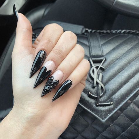 Black Nails With Heart, Rock Vibes, Vday Nails, Black Stiletto Nails, Punk Nails, Gothic Nails, Goth Nails, Nail Designs Valentines, Grunge Nails