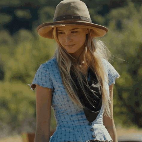 Elsa Dutton, Isabel May, Yellowstone Series, Horse Story, Cowgirl Aesthetic, Yellow Hair, Newsies, Western Hats, Girls High