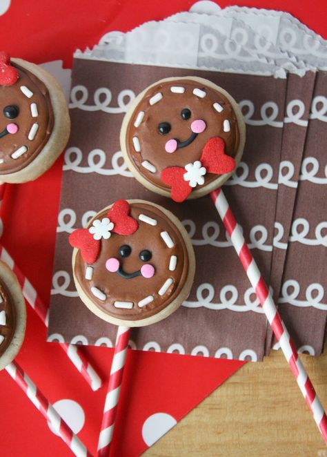 And the award for the cutest Christmas cookie has officially been won. Get the recipe from Munchkin Munchies.   - Delish.com Christmas Sugar Cookie Recipe, Sugar Cookie Recipe Easy, Easy Christmas Cookie Recipes, Christmas Cookie Exchange, Christmas Cookies Easy, Gingerbread Man Cookies, Cookie Pops, Xmas Cookies, Christmas Cookies Decorated