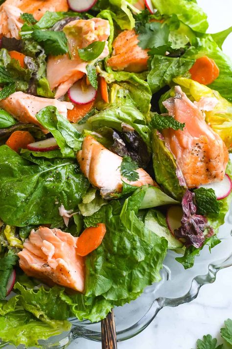 Green Salad With Salmon, Smoked Salmon Salad Recipes, Lemon Basil Dressing, Salmon Crispy, Easy Summer Meal, Grilled Salmon Salad, Smoked Salmon Salad, Salmon Salad Recipes, Super Salads