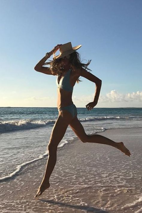 Elle Macpherson’s age-defying beauty secrets | Vogue Paris Elle Macpherson Diet, Elle Mcpherson, Vogue France, Elle Macpherson, Alkaline Diet, Australian Models, Body Detox, French Chic, Girls Play