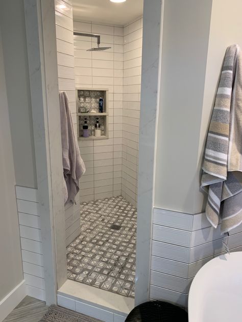 Floor Level Shower Walk In, Shower Ideas Without Glass Doors, No Shower Door, Corner Shower No Door, Small Open Shower Ideas Walk In No Door, Corner Walk In Shower No Door, Showers With No Doors, Shower Without Door, Walk In Tile Shower Ideas No Door