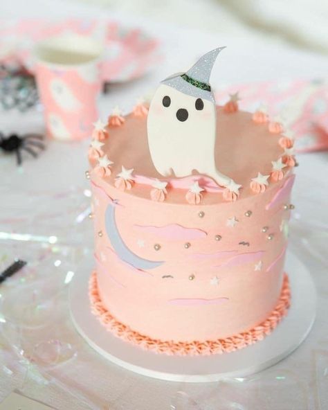 Pastel Fall Birthday Party, Pastel Halloween Cake, Pink Halloween Cake, Gökkuşaği Pasta, Black Halloween Party, Halloween Party Ideas For Kids, Cute Halloween Cakes, Halloween Torte, Pasteles Halloween