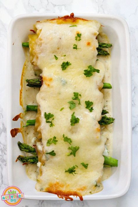 These Creamy Garlic Parmesan Asparagus Lasagna Roll Ups are a delicious meal with a twist on traditional lasagna. Lasagna recipes can often be time consumi Food, her food garlic, ham, ham recipe Asparagus Lasagna Recipe, Asparagus Lasagna, Garlic Parmesan Asparagus, Twisted Food, Clean Eating Soup, Lasagna Roll Ups, Parmesan Asparagus, Lasagna Recipes, Lasagna Roll