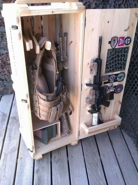 Small Tactical Footlocker. Diy Tactical, Echipament Tactic, Tactical Gear Storage, Hunting Room, Apocalypse Survival, Tactical Equipment, Military Gear, A Wood, Diy Wood Projects