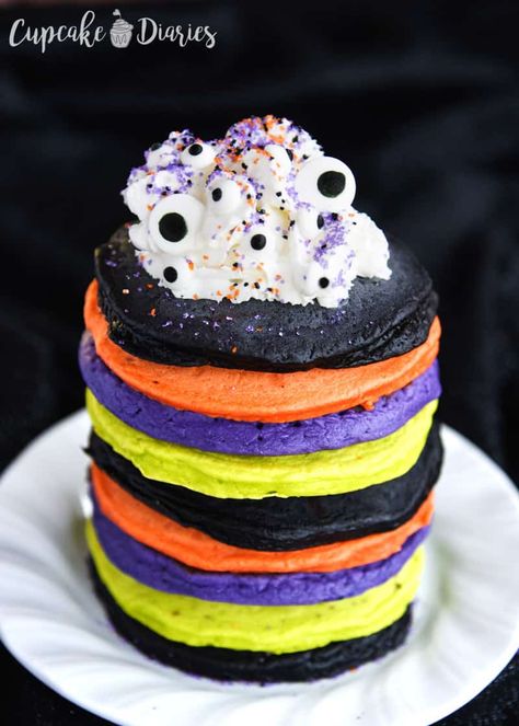 Halloween Pancakes, Scary Halloween Food, Creepy Halloween Food, Cupcake Diaries, Postres Halloween, Halloween Breakfast, Colorful Halloween, Fun Halloween Food, Pancake Recipes