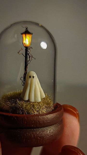 Cloche Decor Halloween, Diarama Ideas Halloween, Miniature Halloween Scenes, Halloween Diaroma, Ghost Diorama, Halloween Cloche Ideas, Halloween Miniatures Diy, Halloween Clay Crafts, Halloween Cloche