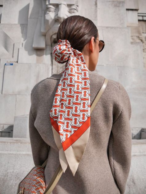 My Look: Milan Fashion Week | Sandra‘s Closet Silk Scarf Outfit Ideas, Silk Scarf Outfit, Scarf Styling, Scarf Trends, Parisienne Chic, Scarf Style, Hair Scarf, Designer Scarves, Scarf Tying