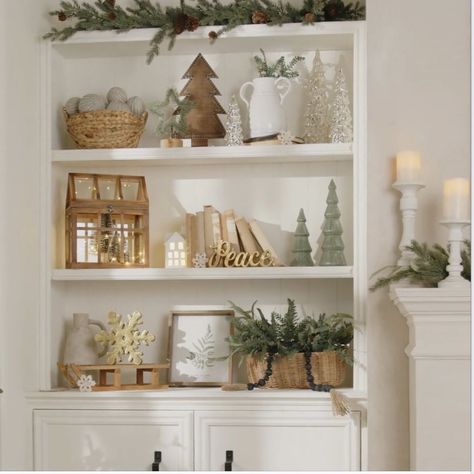 Library Minimalist, Christmas Library, Minimalist Decor Ideas, Christmas Bookshelf, Christmas Scandinavian, Shelf Decor Living Room, Decorating Bookshelves, Cozy Christmas Decor, Christmas Decor Inspiration