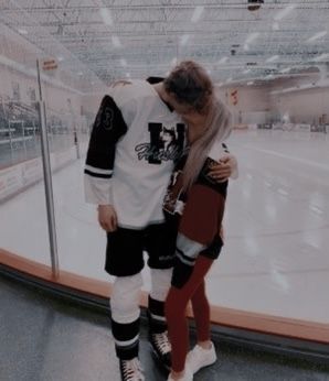 Hockey Players Girlfriend, Hockey Couple, Aesthetic Romance, Hockey Aesthetic, Hockey Wife, Hockey Girlfriend, Les Pogues, College Hockey, Sports Romance