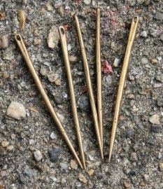 Needles were not only made of bone. Bronze and brass needles were already used by the Romans from the 3rdcentury AD. These needles are made of brass and their length is 4,9 cm. They are sold in sets of 5 pieces. This item is a museum replica. Bone Needle, Ancient Science, Sewing Supplies Organization, Viking Costume, Sewing Equipment, Sewing Supplies Storage, Viking Clothing, The Romans, Sewing Needles