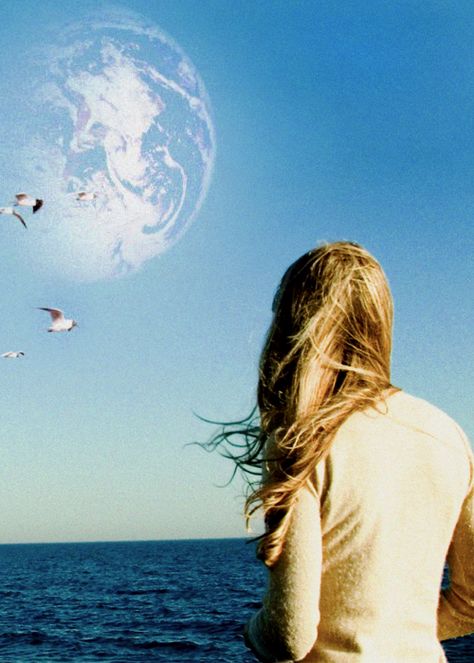 Another Earth (Mike Cahill, 2011) Another Earth Movie, My Beautiful Laundrette, Brit Marling, Another Earth, Golden Hall, Fiction Movies, Tv Animation, Fantasy Story, Cult Movies