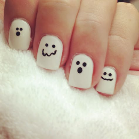 Halloween Inspo Nails Simple, Halloween Designs Short Nails, East Halloween Nail Art, Halloween Nails Easy Simple Short, Easy Ghost Nails Diy, Nail Designs For Short Nails Halloween, Cute Easy Acrylic Nail Ideas, Halloween Nails Paint, Kids Nail Designs Halloween