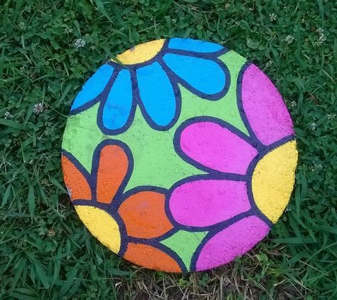 Stepping Stone Design Ideas, Stepping Stones Painting Ideas, Painting Stepping Stones Diy, Hand Painted Stepping Stones, Stepping Stone Art, Stepping Stone Painting Ideas, Painted Garden Stepping Stones, Paint Stepping Stones, Stepping Stones Drawing