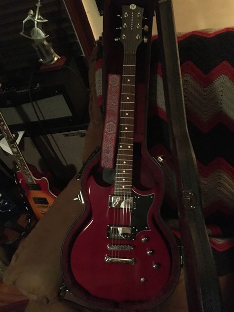 Red Electric Guitar Aesthetic, Dark Red Electric Guitar, Electric Guitar Aesthetic, Reverend Guitars, Dream Guitar, Guitar Aesthetic, Red Electric Guitar, Electric Guitar Design, Rockstar Aesthetic