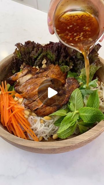 Lemongrass Pork Vermicelli Bowl, Vietnamese Bowl Rice Vermicelli, Vietnamese Vinaigrette, Grilled Lemongrass Chicken, Vietnamese Bowl, Vermicelli Bowl, Lemon Grass Chicken, Chicken Vermicelli, Vietnamese Salad